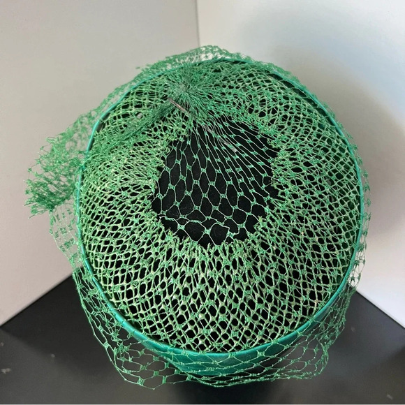 Vintage 1960s Ladies Green Layered Pillbox Fascinator Halo Hat With Net Veil - Picture 4 of 11